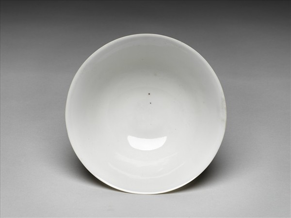 白瓷劃花龍紋高足碗