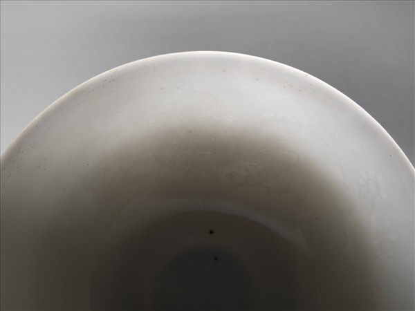 白瓷劃花龍紋高足碗