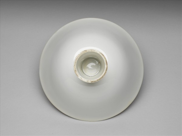 白瓷劃花龍紋高足碗