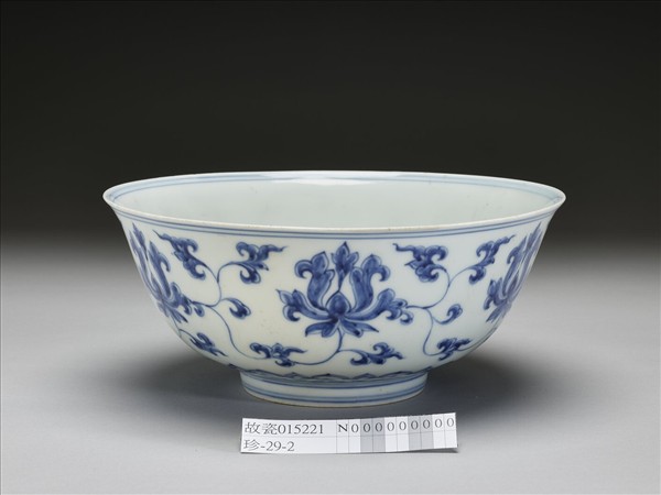 青花番蓮紋碗