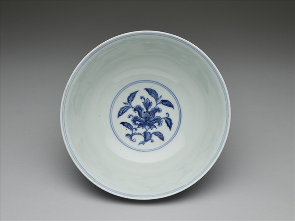 青花番蓮紋碗