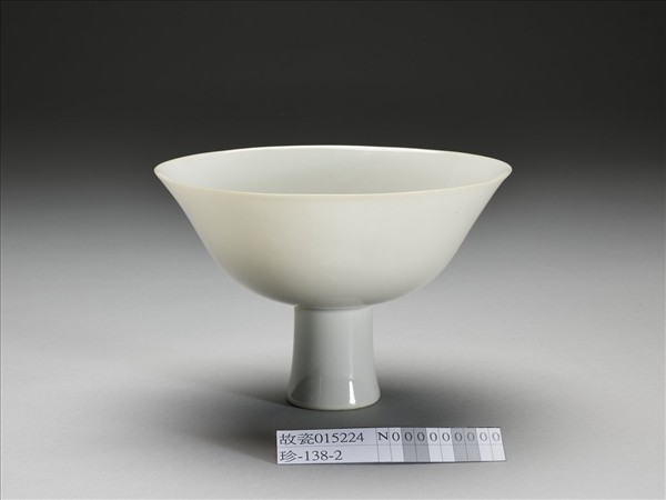 白瓷劃花龍紋高足碗