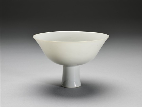 白瓷劃花龍紋高足碗