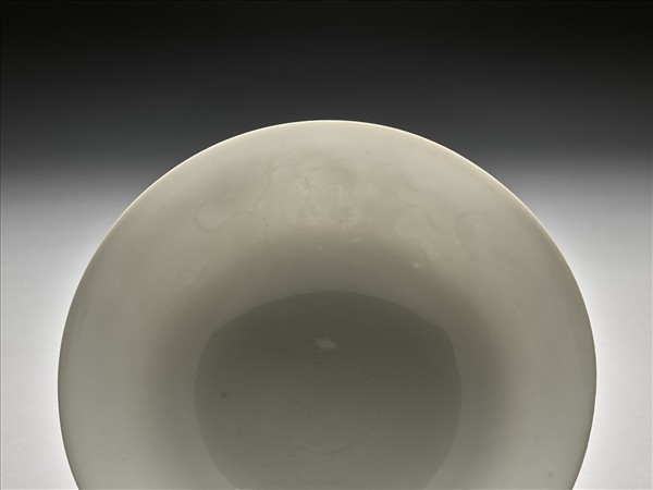 白瓷劃花龍紋高足碗