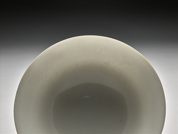 白瓷劃花龍紋高足碗