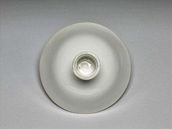 白瓷劃花龍紋高足碗