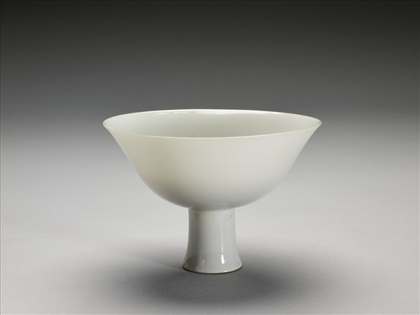 白瓷劃花龍紋高足碗