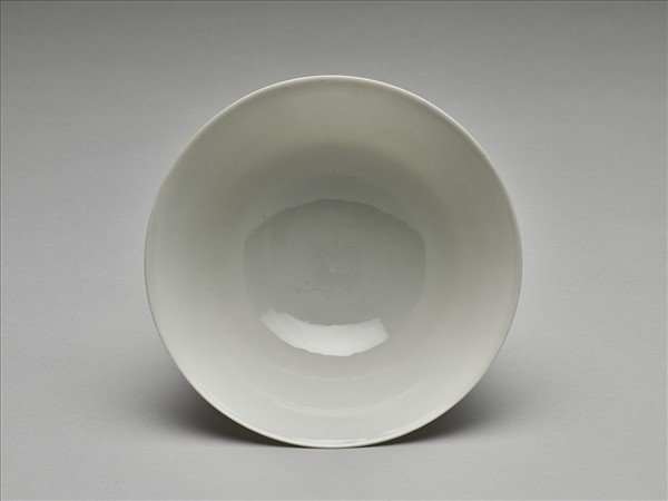 白瓷劃花龍紋高足碗