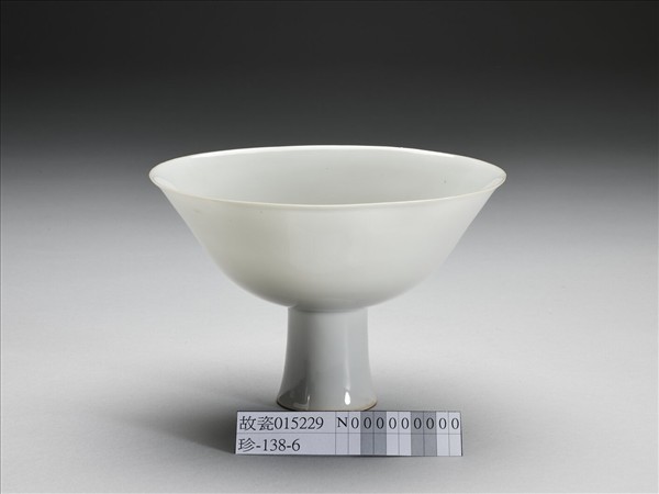 白瓷劃花龍紋高足碗