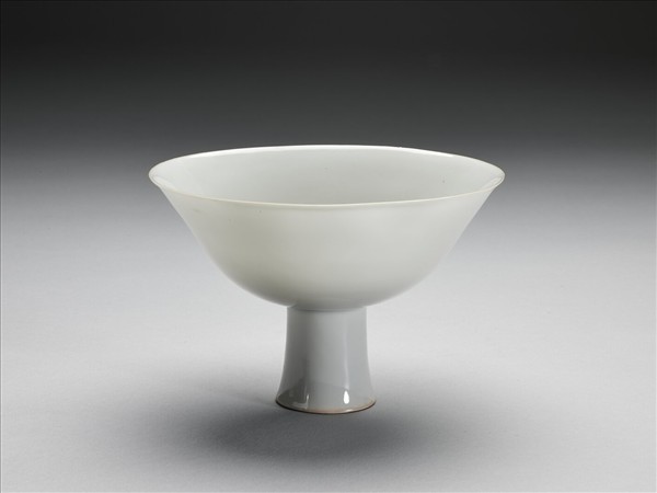 白瓷劃花龍紋高足碗