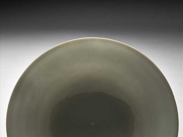 白瓷劃花龍紋高足碗