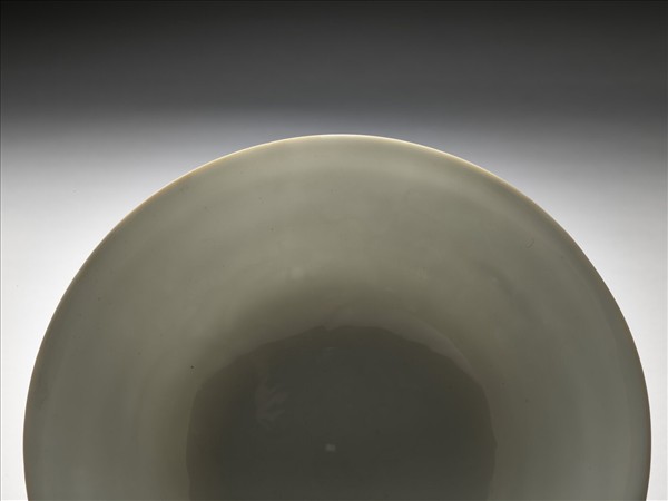 白瓷劃花龍紋高足碗