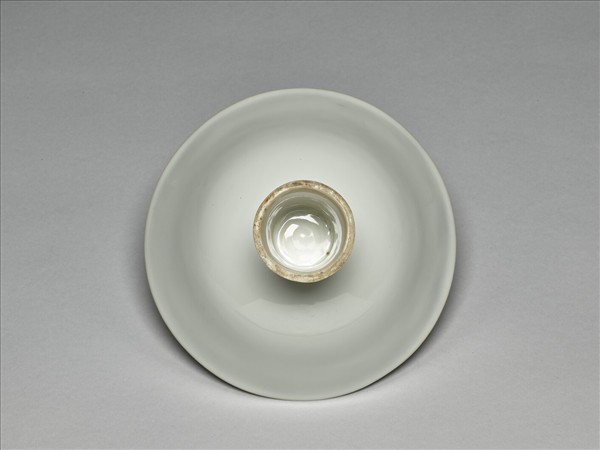 白瓷劃花龍紋高足碗