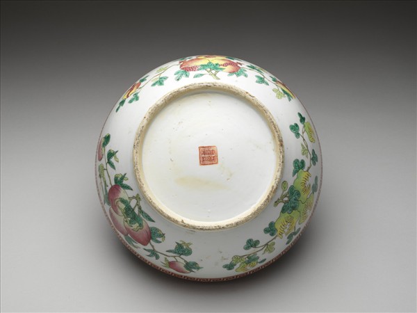 粉彩三多八寶紋蓋盒