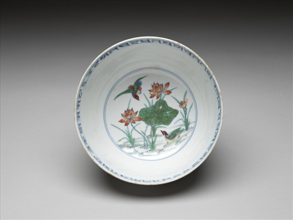 鬥彩梵文蓮塘鴛鴦紋碗