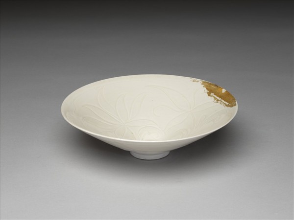 白釉劃花蓮荷紋碗