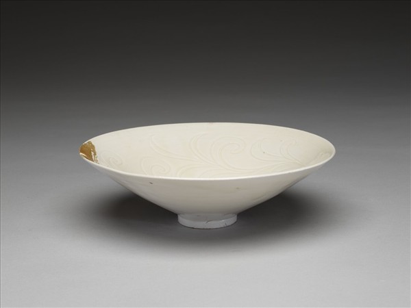 白釉劃花蓮荷紋碗