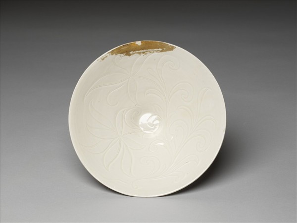 白釉劃花蓮荷紋碗