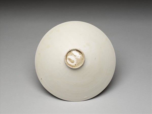 白釉劃花蓮荷紋碗