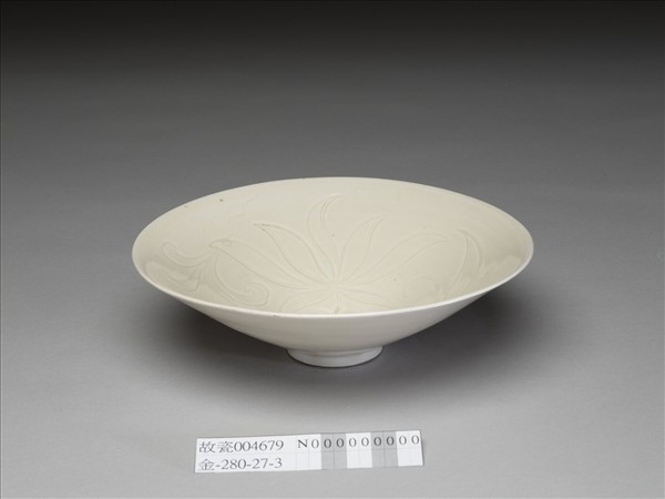 白釉劃花蓮荷紋碗