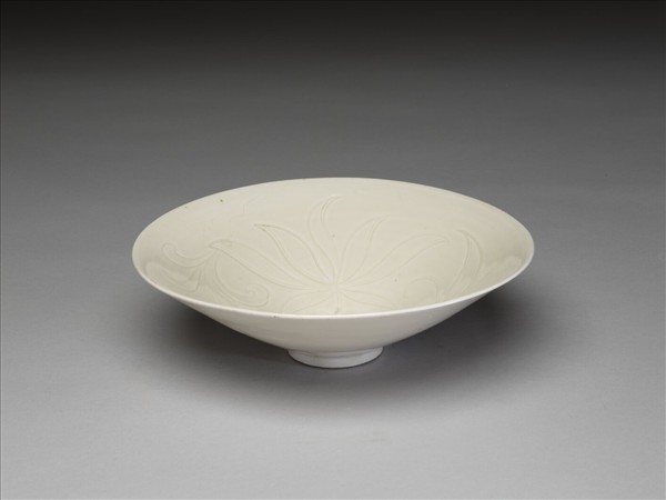 白釉劃花蓮荷紋碗