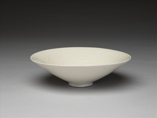 白釉劃花蓮荷紋碗
