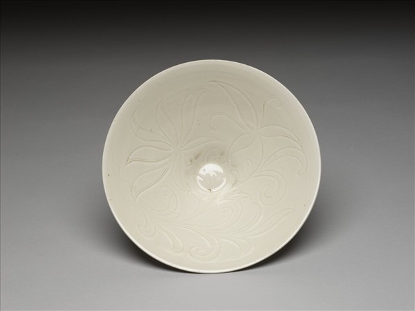 白釉劃花蓮荷紋碗