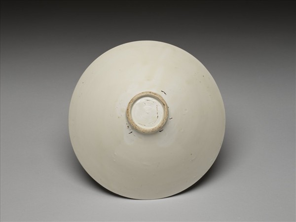 白釉劃花蓮荷紋碗