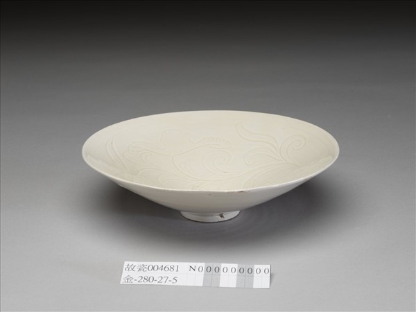 白釉劃花蓮荷紋碗