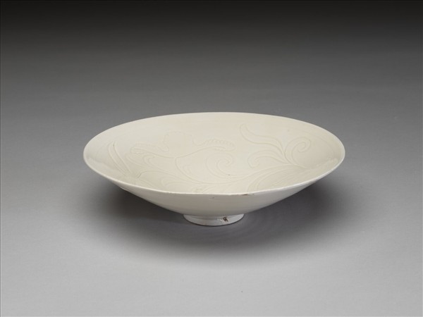 白釉劃花蓮荷紋碗