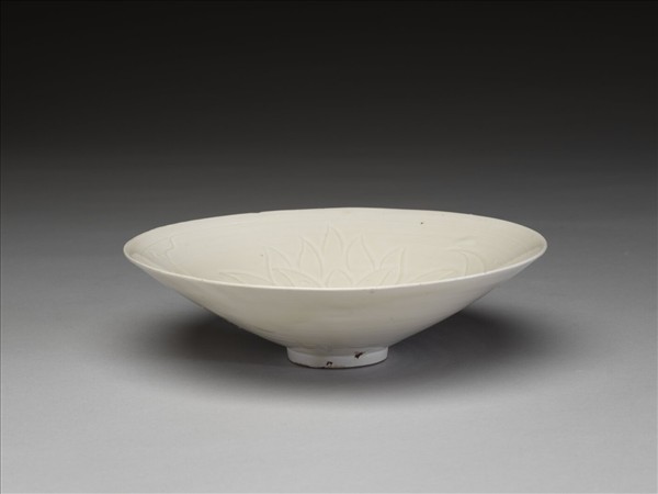 白釉劃花蓮荷紋碗
