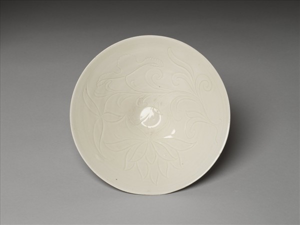 白釉劃花蓮荷紋碗