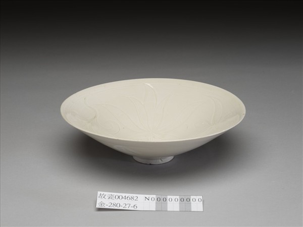 白釉劃花蓮荷紋碗