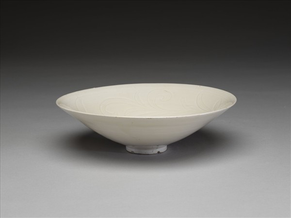 白釉劃花蓮荷紋碗