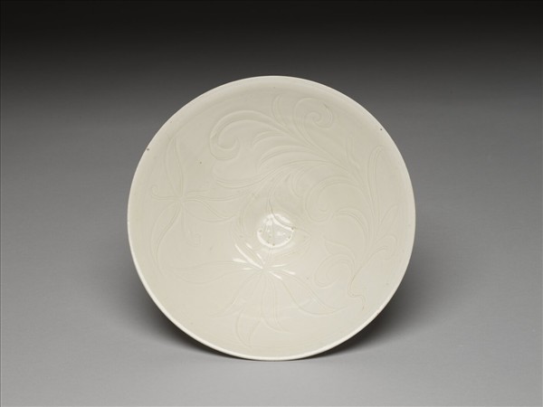白釉劃花蓮荷紋碗
