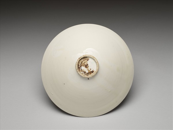 白釉劃花蓮荷紋碗