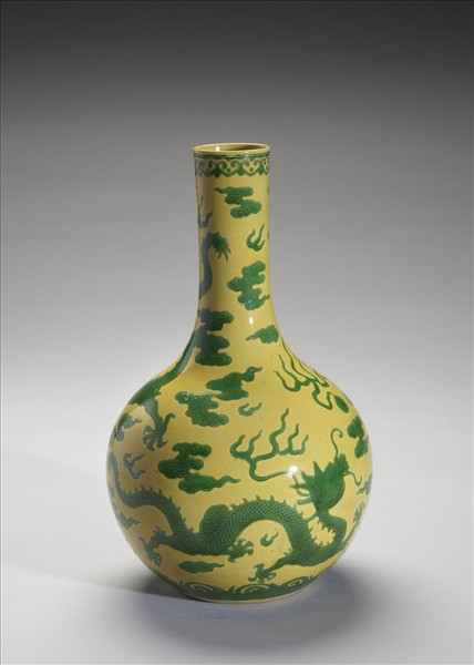 黃地綠彩龍紋瓶