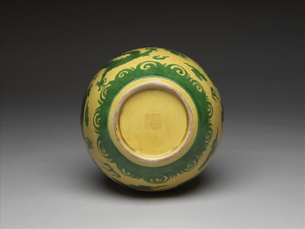 黃地綠彩龍紋瓶