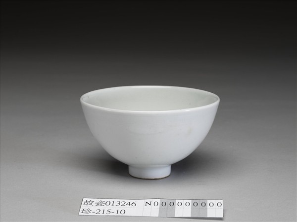 甜白釉劃花蓮瓣紋杯