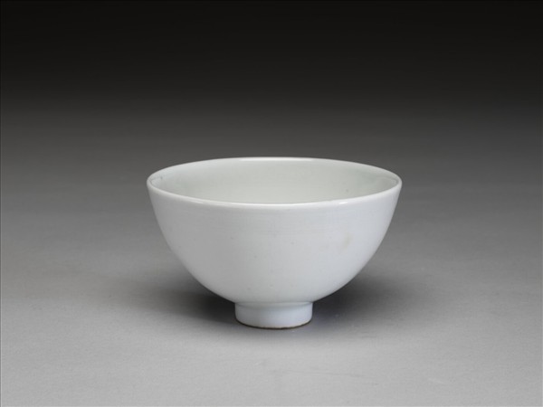 甜白釉劃花蓮瓣紋杯