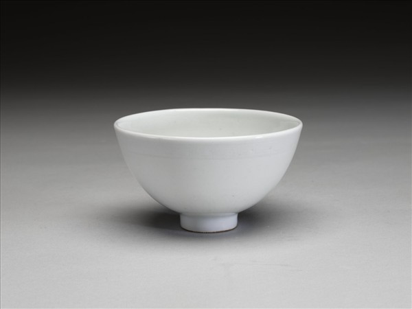 甜白釉劃花蓮瓣紋杯