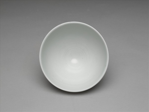 甜白釉劃花蓮瓣紋杯