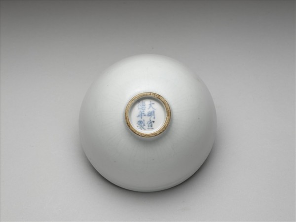 甜白釉劃花蓮瓣紋杯