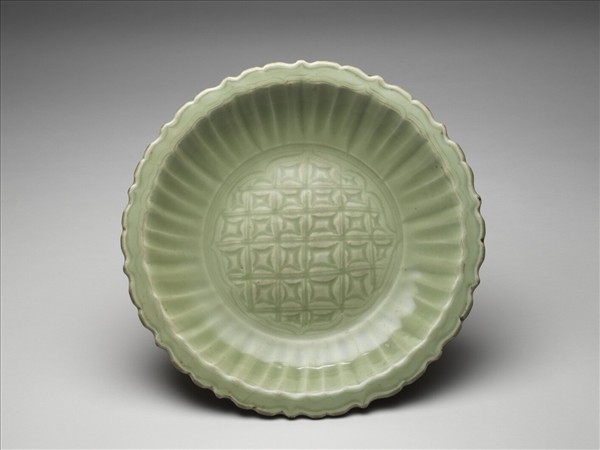 龍泉窯 青瓷劃花斜格紋蓮花式盤