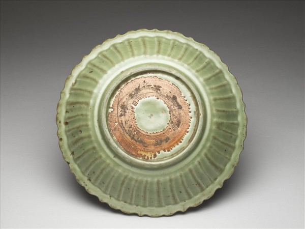 龍泉窯 青瓷劃花斜格紋蓮花式盤