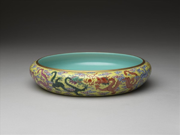 洋彩黃地九龍洗