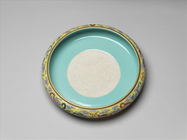 洋彩黃地九龍洗