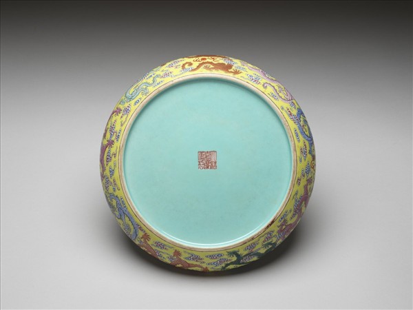 洋彩黃地九龍洗