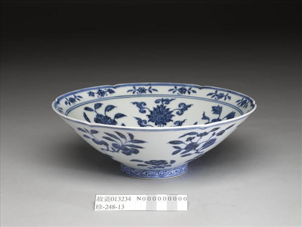 青花花果紋葵口碗