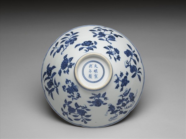 青花花果紋葵口碗